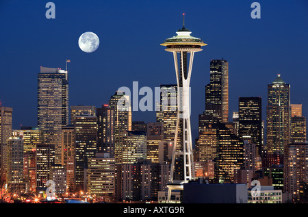 Skyline von Seattle aus Kerry Park mit Vollmond Stockfoto