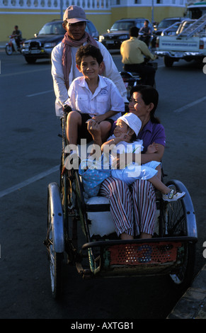 Phnom Penh eine Rikscha mit Passagieren am Sisowath Quay Stockfoto