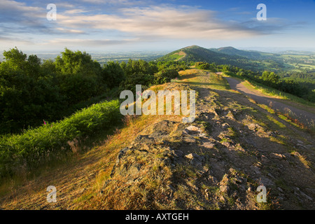 Blick nach Süden entlang der Malvern Hills aus den unteren Hängen des Worcester Leuchtfeuer in Richtung Herefordshire Beacon Stockfoto