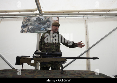 Britische Armee Infanterie Soldaten zeigen ihre neuesten L115A3 Scharfschützengewehr auf Schiess-Unterstützung Waffe Schule Großbritanniens Stockfoto