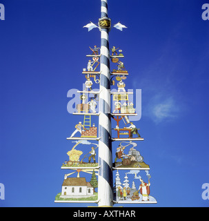 Geographie / Reisen, Deutschland, Bayern, Tradition, Folklore, Maibaum mit Zeichen der Handwerker, Haar, Stockfoto