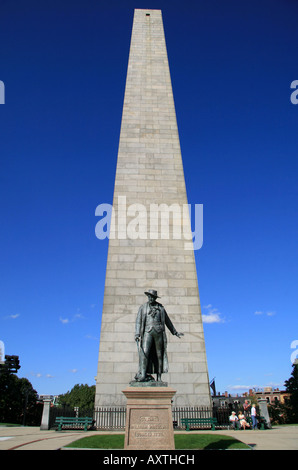 Das Bunker Hill Monument und die Statue nach Colonel William Prescott, Charlestown, Boston, MA. Stockfoto