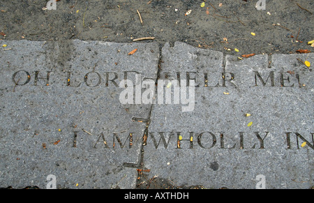 "Oh Herr, hilf mir", in den Boden in der Nähe von Gedenkstätte Salem Witch Trials in Salem, MA geätzt. Stockfoto