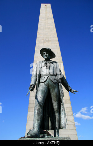 Das Bunker Hill Monument überragt die Statue nach Colonel William Prescott, Charlestown, Boston, MA. Stockfoto