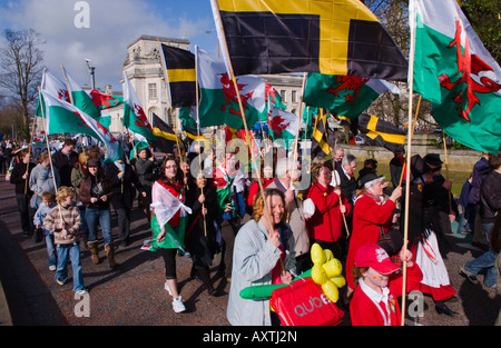 Start der Parade vor dem Rathaus für jährliche St Davids Day March in Cardiff South Wales UK EU Stockfoto