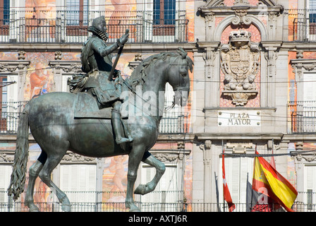 Die Statue von Philip III auf dem Pferd vor die gestrichenen Wände des Casa De La Panaderia, Plaza Mayor, Madrid Stockfoto
