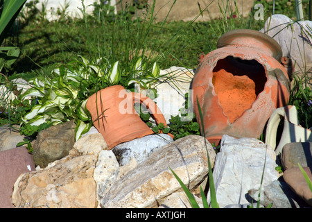 Alte Töpfe im Garten am Teich. Stockfoto