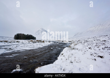 Neuschnee über Buachaille Etive Mòr in Mountain Pass von Glen Coe in den dramatischen schottischen Highlands Stockfoto