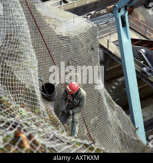 Rock Verschraubung der Felswand zu einer Wasseraufbereitungsanlage unter Schutz vor Steinschlag in Nord-Wales Stockfoto