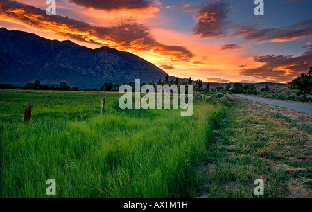 Sonnenuntergang über der Wheeler Crest und die Eastern Sierra Berge vom Paradies Kalifornien im Owens Valley Stockfoto