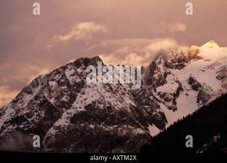 Letzte Strahlen der Abendsonne mit spektakulären rosa Wolken schließen im Schnee bedeckt Grat des Grands Montets Chamonix-Mont-Blanc Stockfoto