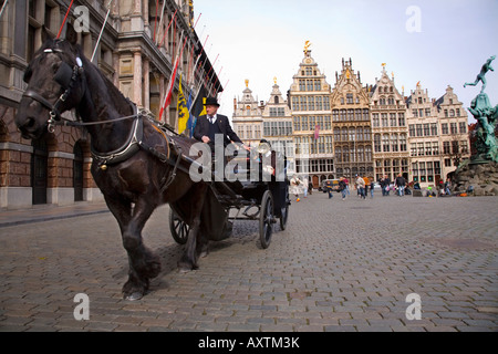 Pferd & Wagen, Aufrechnung mit touristischen Passagieren im Antwerpener Grote Markt (Market Square). Belgien. Gildenhäuser nach hinten. Stockfoto