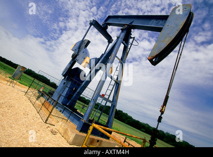 Rohölpumpenheber, Ölplattform im Feld. Fracking. Pumpenheber nickt Esel. Schwere Industrieanlagen zur Förderung von Öl. Grashüpfer, Monster Fracks Stockfoto