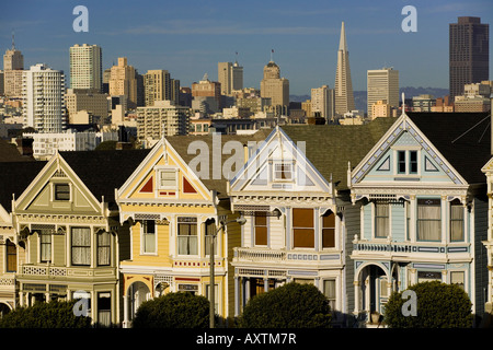 Restaurierten viktorianischen Häusern und der Skyline von San Francisco. Stockfoto