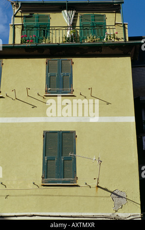 Die pastellfarbenen Fassaden der Häuser in Vernazza Cinque Terre Ligurien Italien Stockfoto