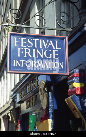 Zeichen außerhalb des Edinburgh Festival Fringe-Büros auf der Royal Mile Edinburgh Schottland Stockfoto