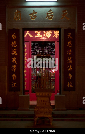 Räucherstäbchen brennen vor Tin Hau Tempel in Stanley Plaza Stockfoto