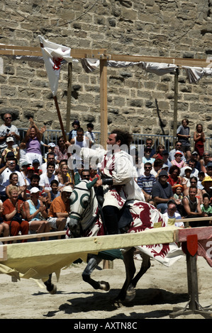 Carcassonne jeden Sommer ein mittelalterliches Theaterstück über die Katharer Geschichte befindet sich in der Nähe der Stadtmauer Stockfoto