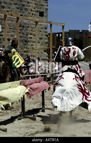 Carcassonne jeden Sommer ein mittelalterliches Theaterstück über die Katharer Geschichte befindet sich in der Nähe der Stadtmauer Stockfoto