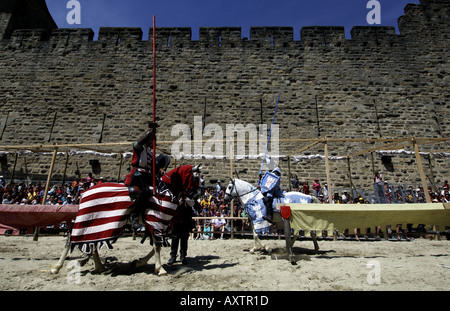 Carcassonne jeden Sommer ein mittelalterliches Theaterstück über die Katharer Geschichte befindet sich in der Nähe der Stadtmauer Stockfoto