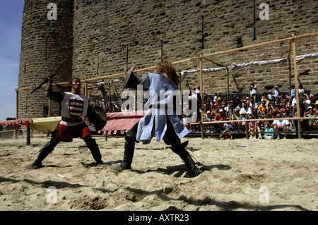 Carcassonne jeden Sommer ein mittelalterliches Theaterstück über die Katharer Geschichte befindet sich in der Nähe der Stadtmauer Stockfoto