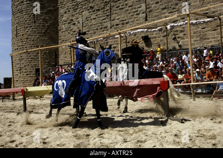 Carcassonne jeden Sommer ein mittelalterliches Theaterstück über die Katharer Geschichte befindet sich in der Nähe der Stadtmauer Stockfoto