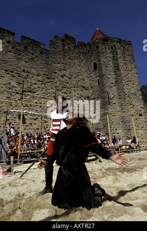 Carcassonne jeden Sommer ein mittelalterliches Theaterstück über die Katharer Geschichte befindet sich in der Nähe der Stadtmauer Stockfoto