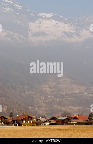 Warmen Frühlingstag in ein kleines Bergdorf, Passy/La Fouly in der Nähe von Chamonix-Mont-Blanc, Haute-Savoie, Frankreich Stockfoto