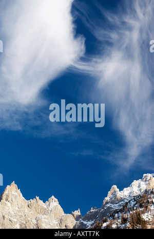 Chamonix-Nadeln: Aiguille de Blaitière (3522m), Aiguille du Fou (3501m), Dent du Krokodil, Aiguille du Plan (3673m) Stockfoto