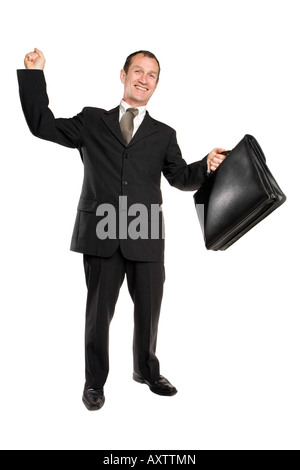 Geschäftsmann, der in einem schwarzen Anzug steht und seine Faust wegen eines Erfolgs erhebt. Er ist glücklich über seine Leistung. Hintergrund ist reines Weiß. Stockfoto