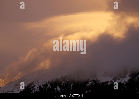 Goldene linsenförmige Wolken bilden über Aiguille Verte und Drus, Chamonix-Mont-Blanc, Frankreich Stockfoto