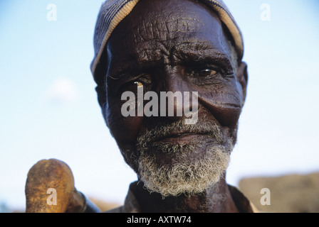 Porträt eines alten afrikanischen Bauern auf seinem Weg zurück von den Feldern, Burkina Faso, Westafrika Stockfoto