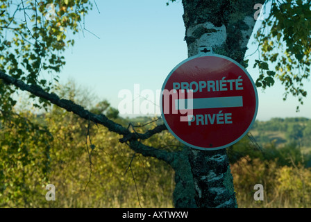 Privateigentum Zeichen im westlichen französischen Skript an einen Baum genagelt Stockfoto