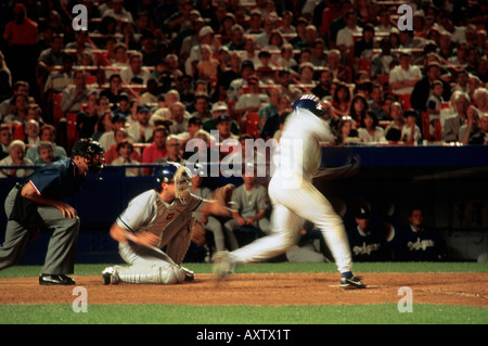 USA New York City Publikum beobachten eine Baseball-Nacht Spiel Sportveranstaltung. Batter Schlagball im Shea Stadium zwischen Dodgers und Mets Stockfoto