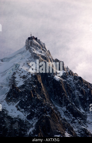 Gewitterwolken über gefrorene Nadel der Aiguille du Midi (3842m), Chamonix-Mont-Blanc, Frankreich Stockfoto