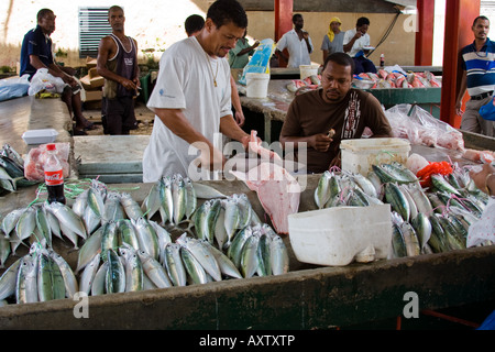 Fischhändler schneiden Fisch in Victoria Market, Seychellen Stockfoto