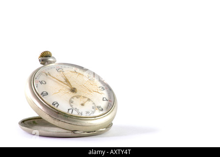 Alte Tasche Uhr mit Glas geknackt isoliert auf weiß Stockfoto