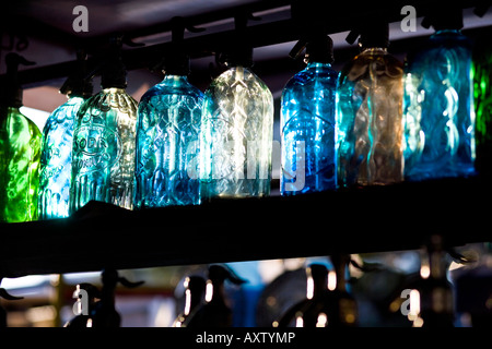 Reihe von Soda-Siphon-Flaschen im Buenos Aires Antiquitäten Markt auf dem Platz Plaza Dorrego in San Telmo. Stockfoto