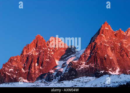 Chamonix-Nadeln: Aiguille des Grands Charmoz (3445m), Aiguille du Grépon (3482m) und Aiguille de Blaitière (3522m) Stockfoto