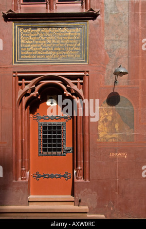 Basel, Schweiz. Tür in den Innenhof des Rathauses (Rathaus) im Marktplatz (Marktplatz) Stockfoto