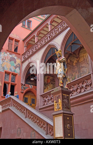 Basel, Schweiz. Treppe und Statue im Innenhof des Rathauses (Rathaus) im Marktplatz (Marktplatz) Stockfoto