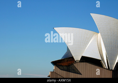 Sydney Opera House eine Nahaufnahme der abstrakten Winkel mit einem blauen Himmelshintergrund, Foto in Sydney, Australien entnommen. Stockfoto