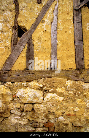 Colombage. Detail des ländlichen Fachwerks. Frankreich, Dordogne-Tal, Perigord, Aquitanien. Typische Fachwerkwand des alten Hauses. Stockfoto