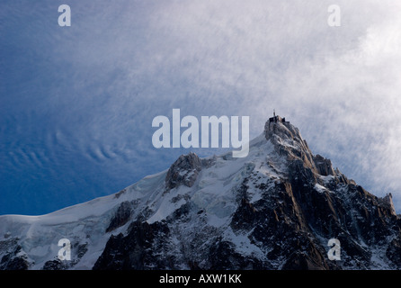 Starke Winde und spektakuläre Wolken über gefrorene Nadel der Aiguille du Midi (3842m), Chamonix-Mont-Blanc, Frankreich Stockfoto