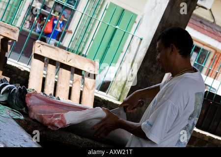 Fischhändler schneiden Fisch - Markt in Victoria, Seychellen Stockfoto