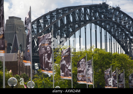 Sydney Harbour Bridge und Banner fliegen im Rocks Area von Sydney, NSW, Australien Stockfoto