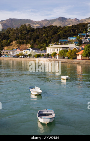 Akaroa durch den Hafen in der Bucht mit festgemachten Boote in der malerischen Stadt am "Banks Peninsula" Südinsel Neuseeland Stockfoto