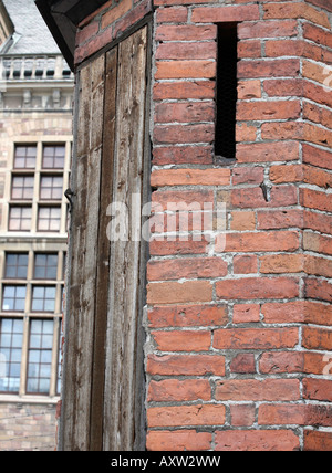 Backsteinbau mit dicken hölzernen Einfassung Stockfoto