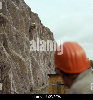 Rock Verschraubung der Felswand zu einer Wasseraufbereitungsanlage unter Schutz vor Steinschlag in Nord-Wales Stockfoto