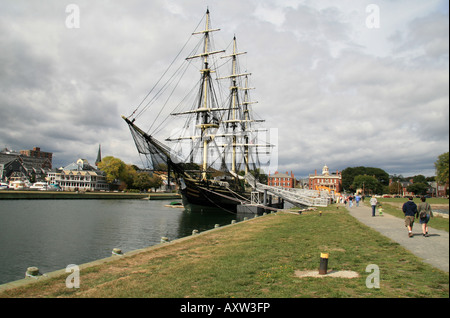 Die "Freundschaft" Replik vertäut am Derby Wharf in der Salem Maritime National Historic Site, Salem Hafen, MA. Stockfoto